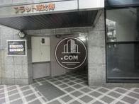 入口上部に大きく物件表示があります