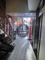 正面玄関内部から見た外