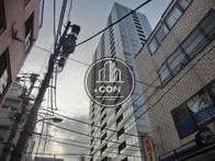 大きなビルが目印です
