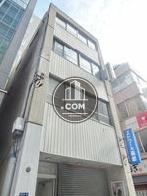 玄関前通りから見上げた外装