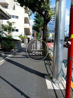 建物前の歩道