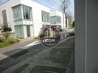周辺環境は比較的静かです