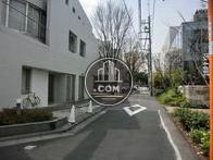 前面に片側1車線の狭い道路があります