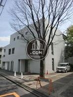 周辺環境の静かな立地に建ちます