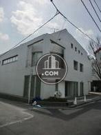 T字路の角地に建ちます