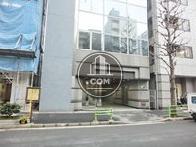 駐車場入口の左手が玄関になります