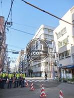 幅広い車道沿いに面しています
