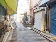 隣接する側道奥からのアングル