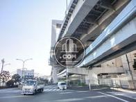 目の前は高速道路が通っております