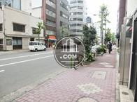 玄関前の綺麗に舗装された歩道