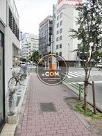 街路樹の点在する前面歩道