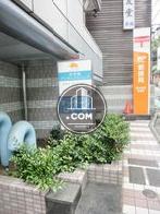 正面玄関まえにはタイル張りの植込みがあります
