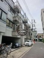 突出たバルコニーが側面外観の特徴です