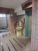 正面玄関入って右側にエレベーターがあります