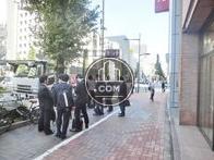 玄関前の幅広い歩道