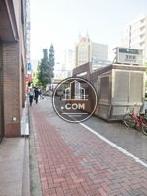 地下鉄への出入り口が目の前に見えます