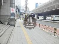 玄関前の綺麗に舗装された歩道