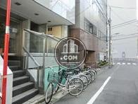 歩道は設けられていませんが、車はほぼ通りません