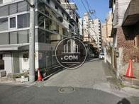 住宅街の中に位置しています