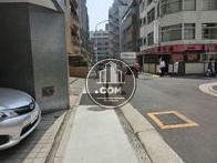 建物の裏の通りです
