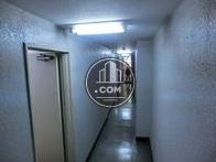 エレベーターホール前から入り口にかけての写真