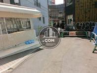 ビル前面の歩道です