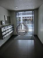 建物の向い側は店舗が入居しています