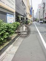 人通り賑やかな通りに面しています