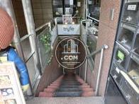 正面側から地下に行けます