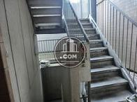 エントランス奥に階段があります