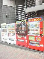 正面側に自動販売機があります
