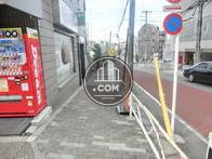 ビルの側道は坂道になっております