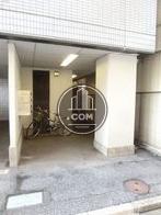 脇道側に用意された通用口前