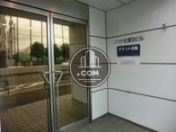ガラスドアの脇にビルの表札がでています
