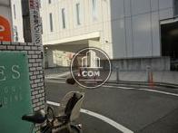 郵便局に隣接します