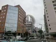 交差点に面して設置されたガラス面が目を引きます