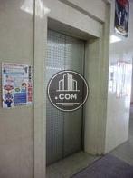1階はドットが施されたエレベーター扉