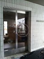 正面玄関、自動ドアになっております