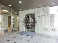 ゆるやかな傾斜のある入口回り