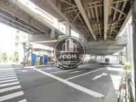 首都高速の走る前面通り