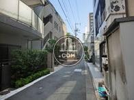 ビル裏側は路地に面しています