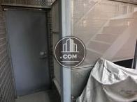 ビル裏側の通用口ドアです
