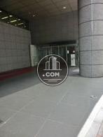 広々とした吹き抜けの正面玄関です