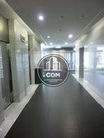 エレベーター前より正面玄関方向を撮影