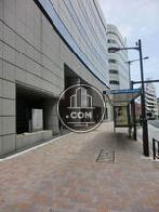 中央部に正面玄関があります