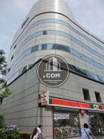 正面左隅にはコンビニエンスチェーンが入居中です