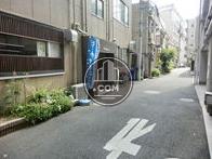 玄関側は路地に面しています