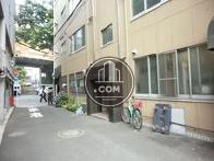 路地側から表通りを撮影しています