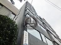 角地から見上げた様子