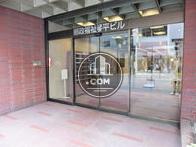 ビルのサインの入った正面玄関
